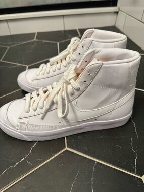 Nike Blazer Mid White High Top Sneakers Women’s Size 9.5- Like New